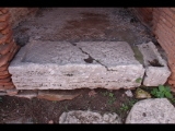 01522 ostia - regio ii - insula vi - casa del soffitto dipinto (ii,vi,5-6) - via della fontana - durchgang zur via della corporazzioni - ostseite - tuerschwelle - 01-2024.jpg